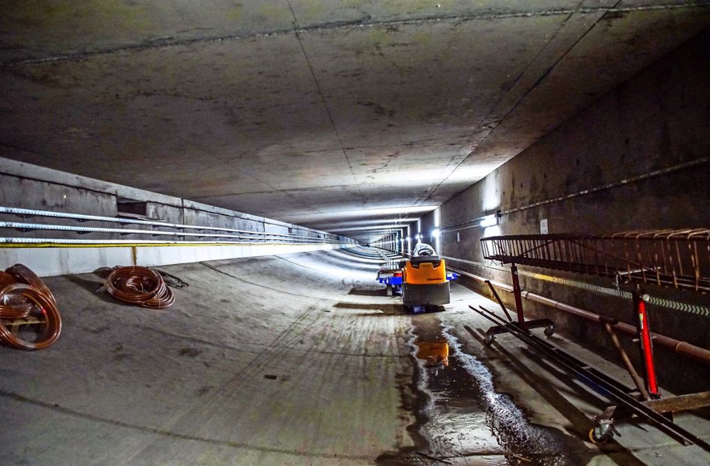 Für die Autofahrer unsichtbar, wird in den Abluft- und Medienkanälen unter der Tunnelfahrbahn bereits seit Monaten gearbeitet. Fotos: