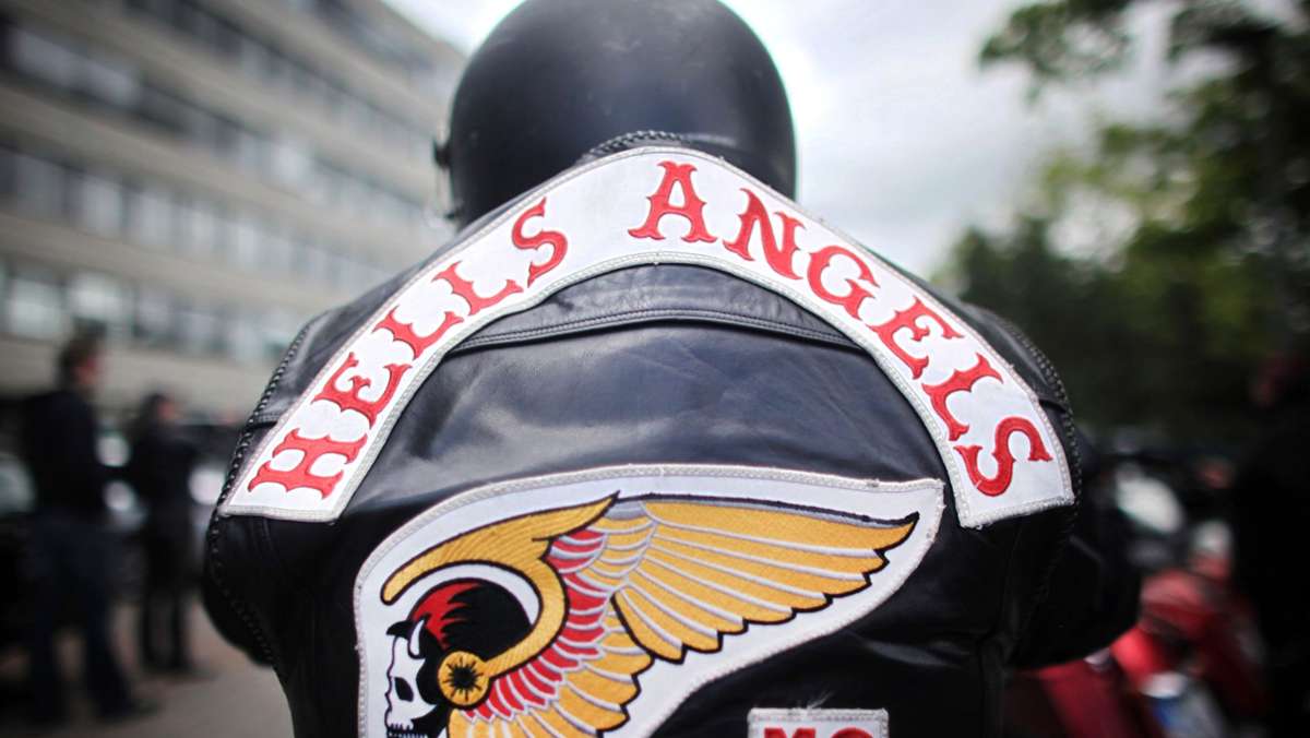  Schlechte Nachrichten für Hells Angels, Bandidos und andere Rockerclubs, bei denen kriminelle Ortsgruppen verboten sind. Das Bundesverfassungsgericht in Karlsruhe hat entschieden, dass das Verbot des öffentlichen Tragens ihrer Abzeichen für alle verfassungsmäßig ist. 
