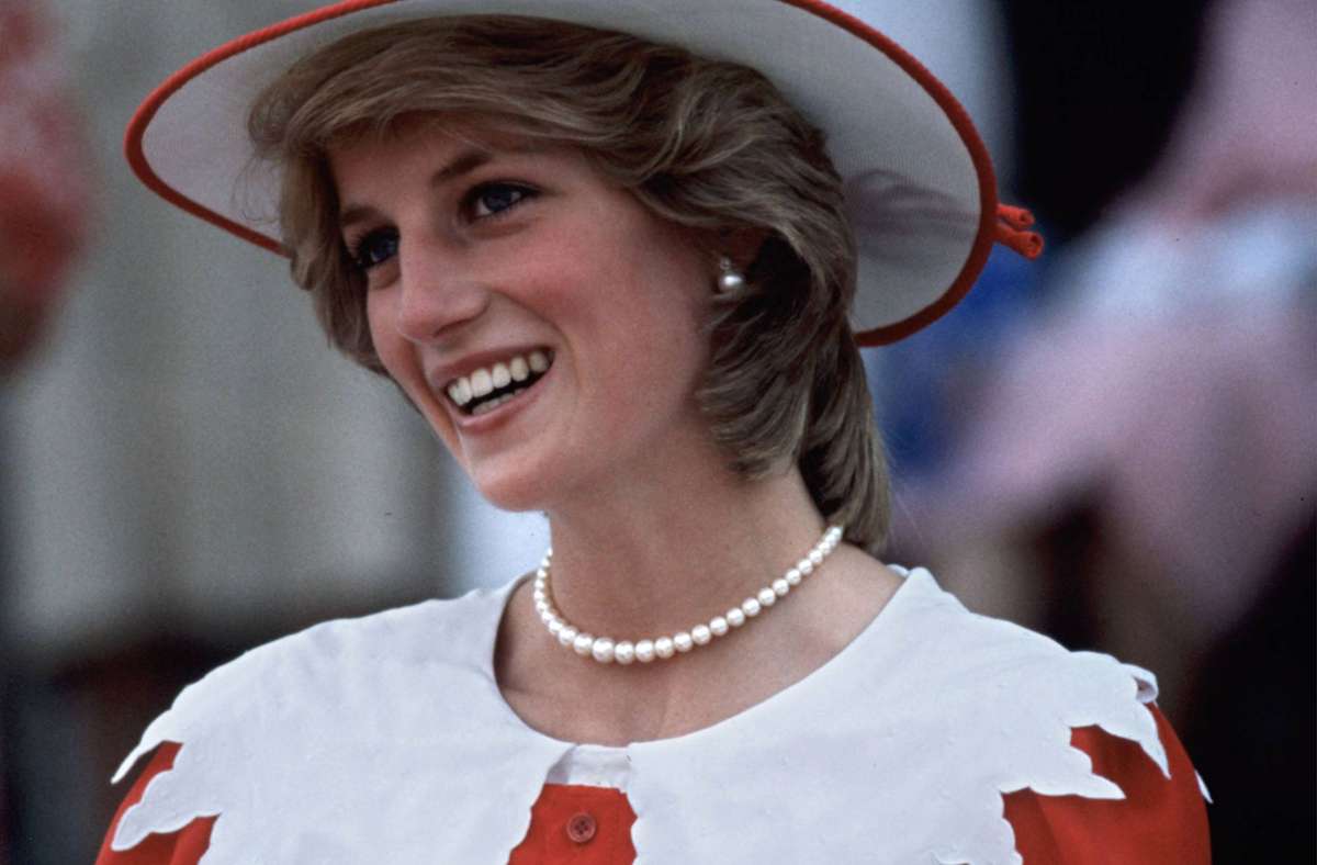 1983: Spitzenkragen und Perlenkette – Prinzessin Diana mädchenhaft brav bei ihrer Royal Tour durch Kanada in Toronto. Die Prinzessin setzte auf den modischen Kniff ihrer Schwiegermutter und stimmte ihre Garderobe gerne auf die Landesfarben des Staates ab, den sie besuchte.