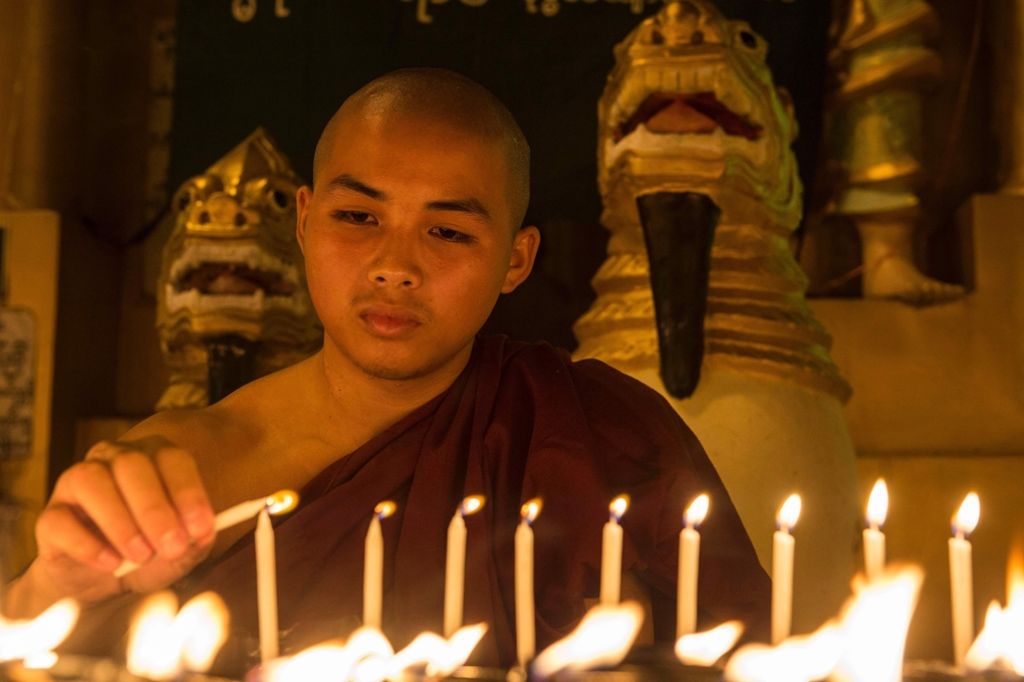 Die Buddhisten glauben, dass in dieser Vollmondnacht Buddha auf die Erde zurückkehrte, nachdem er im Himmel seine Mutter besuchte.