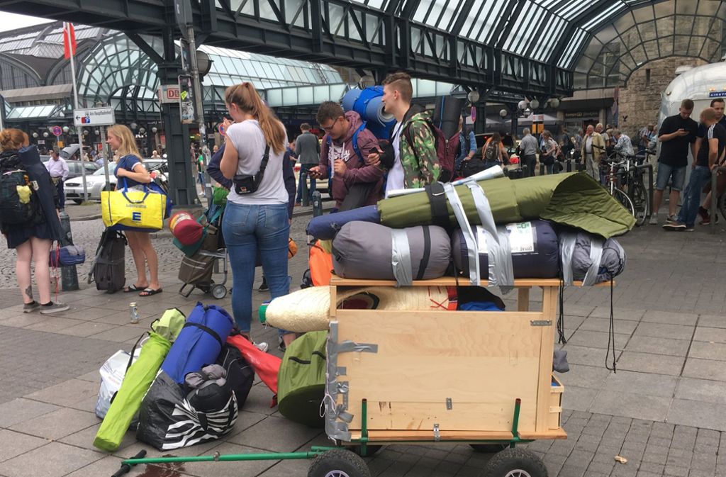 Reisenden auf dem Weg zum Hurricane-Festival standen am Donnerstag mit ihrem Gepäckwagen am Hauptbahnhof in Hamburg.
