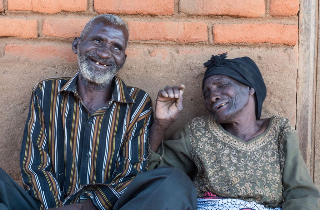 Adija Foloko und ihr Mann Daima Mero leben zusammen mit ihrer Großfamilie in einem Dorf unweit des Malawisees. „Wir haben nicht genug zu essen“, sagen die beiden. Der Starkregen hat die Ernten vernichtet.