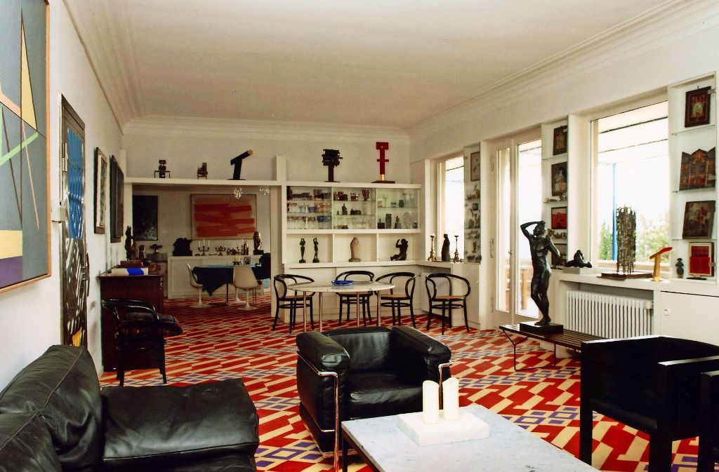 Ein Blick in die Hajek-Villa, wie sie früher war. Der markante Teppichboden ist beseitigt, die Möbel und Kunstwerke sind auch entfernt.