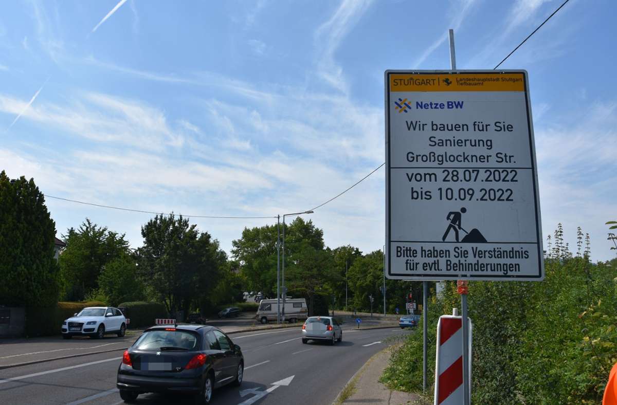 Am Ortsbeginn von Luginsland informiert die Netze BW über die Sanierung der Großglocknerstraße. Doch was bedeutet dies für den Autoverkehr?