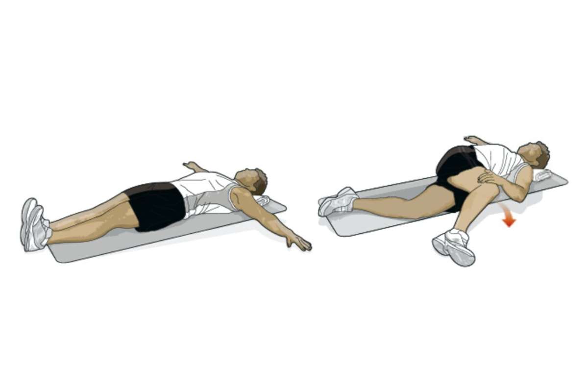 Hüfte drehen im Liegen – verbessert die Beweglichkeit der Gelenke und Muskeln im Rücken 1. Legen Sie sich auf den Rücken und polstern Sie Ihren Kopf mit einem Handtuch ab. Der Körper ist entspannt, die Arme sind im 90-Grad-Winkel vom Körper ausgestreckt. Füße und Beine schließen. Hände liegen flach auf dem Boden. 2. Den Oberkörper flach auf der Matte halten, das linke Knie anwinkeln und über den Körper legen. Den rechten Fuß auf dem Boden ablegen. Die Dehnung mit der linken Hand verstärken und das linke Bein in dieselbe Richtung drehen und beugen. Halten, dann in die erste Position zurückkehren und die Seite wechseln.Wiederholen Sie die Übung dreimal zu jeder Seite, und halten Sie die Position jeweils 15 Sekunden lang.