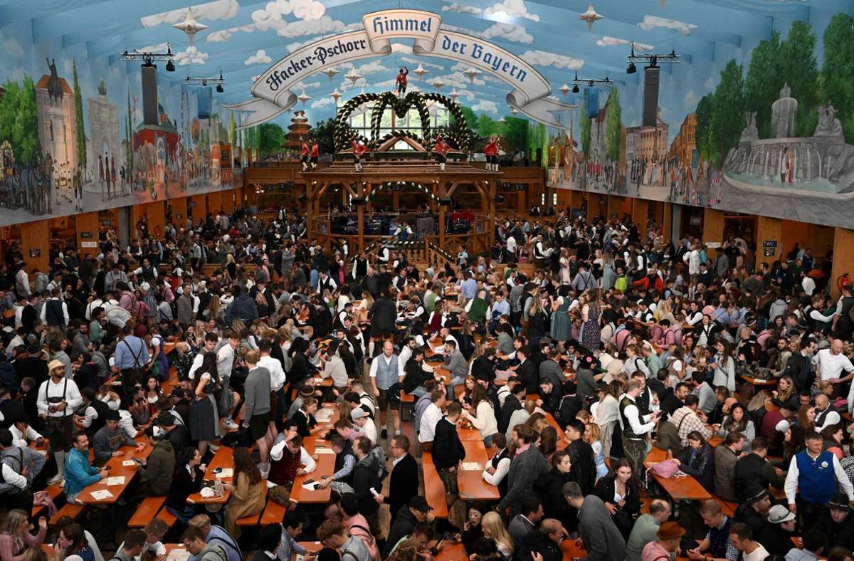 Rund 700.000 Gäste feierten am ersten Wiesn-Wochenende in den Festzelten, darunter auch einige Promis.