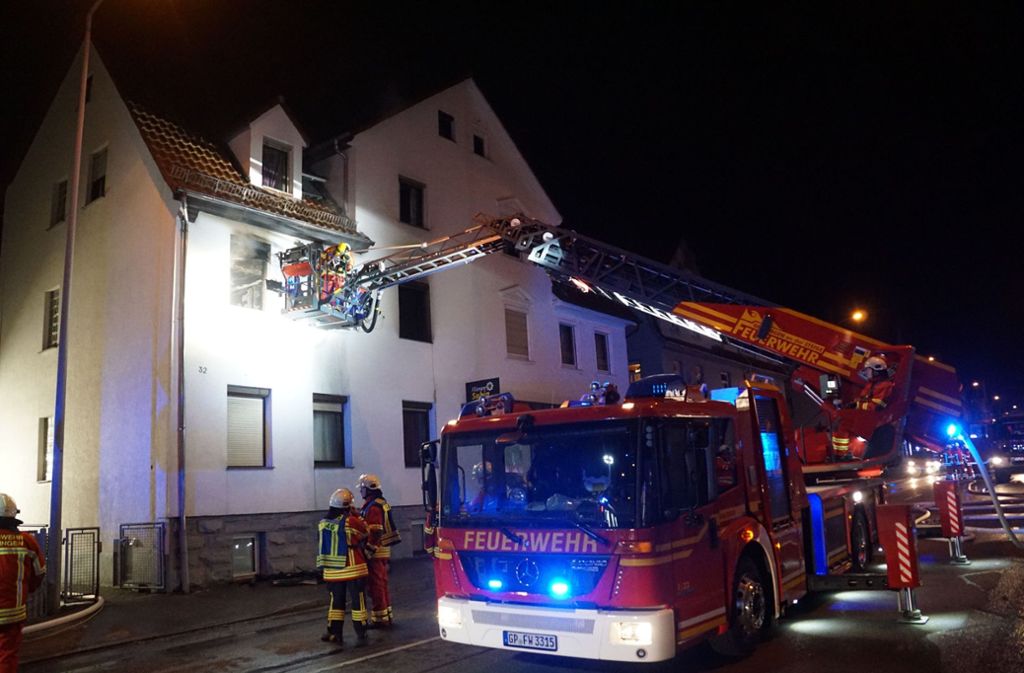 Nach Angaben der Polizei gaben kurz nach 5 Uhr die Rauchmelder in dem Gebäude in der Stuttgarter Straße Alarm.