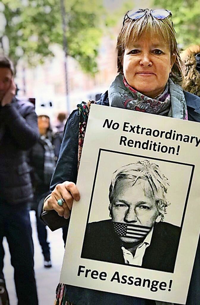 Die Tübinger Bundestagsabgeordnete Heike Hänsel demonstriert vor dem Londoner Gericht für Assange.