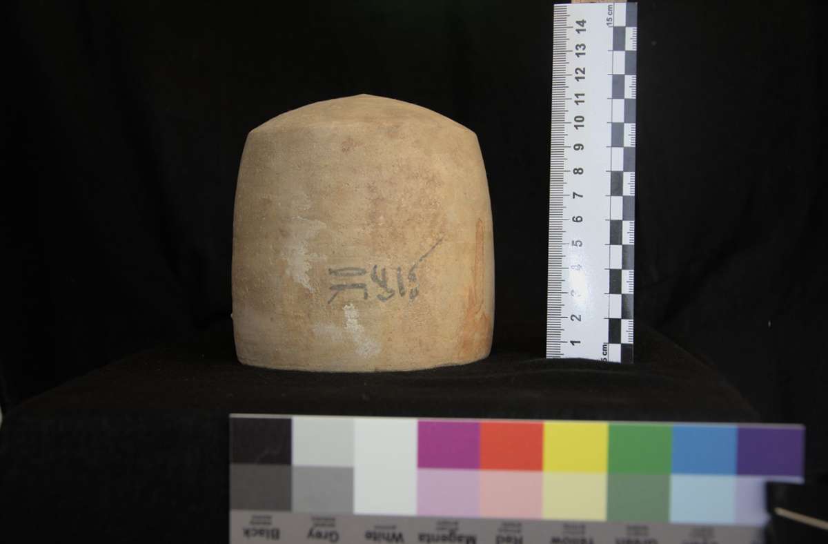 Ein Gefäß aus der Mumifizierungs-Werkstatt in Sakkara wird für die wissenschaftliche Dokumentation fotografiert. Dazu wurde es auf die Öffnung gestellt. Die Hieroglyphen bedeuten „Auf den Kopf zu geben“ und verraten den Forscherinnen und Forschern, wofür die Substanzen aus diesem Gefäß verwendet wurden.