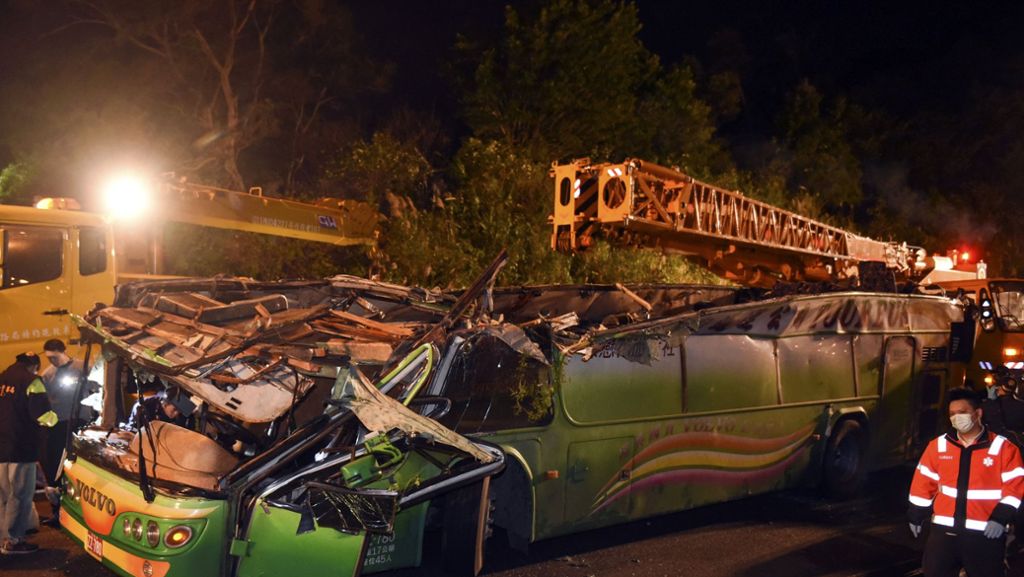  Mechanisches Problem oder ein übermüdeter Fahrer: Die Ermittlungen zum Reisebus-Unglück im taiwanesischen Taipeh laufen an. Bei dem Unfall kamen 33 Menschen ums Leben. 