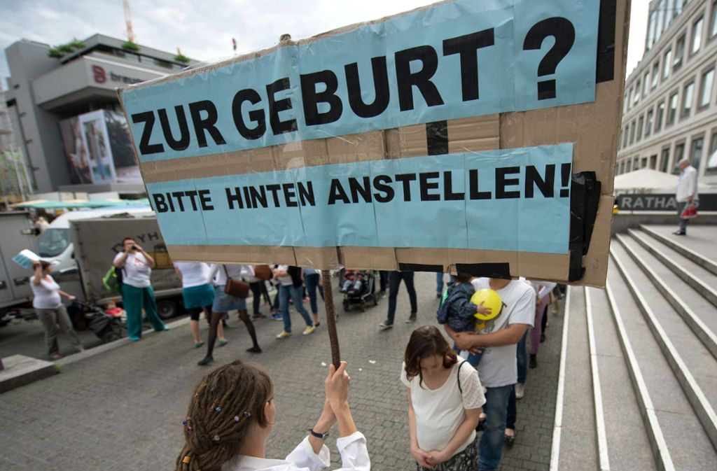 Hebammen protestieren in Stuttgart. Am Samstag, 5. Mai, ist wieder eine Aktion geplant. Foto: dpa