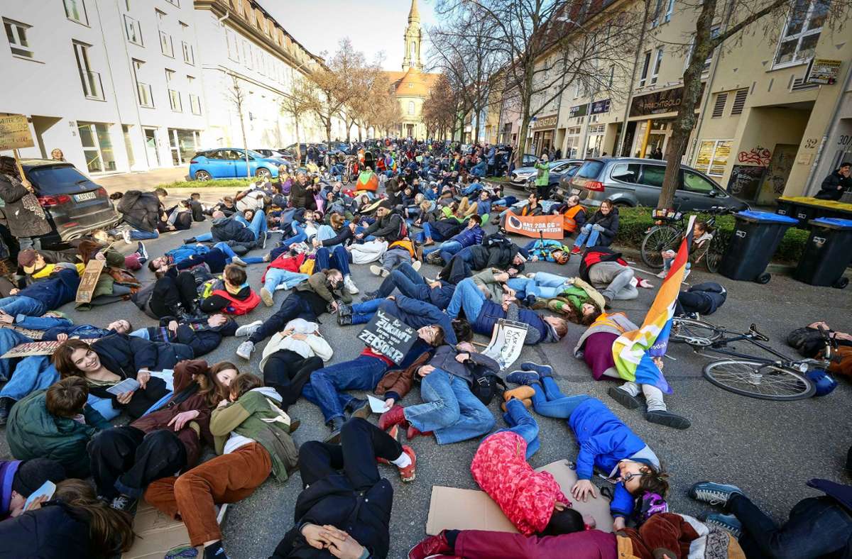 Liegen auf der Leonberger Straße: Klima-Demo in Ludwigsburg.