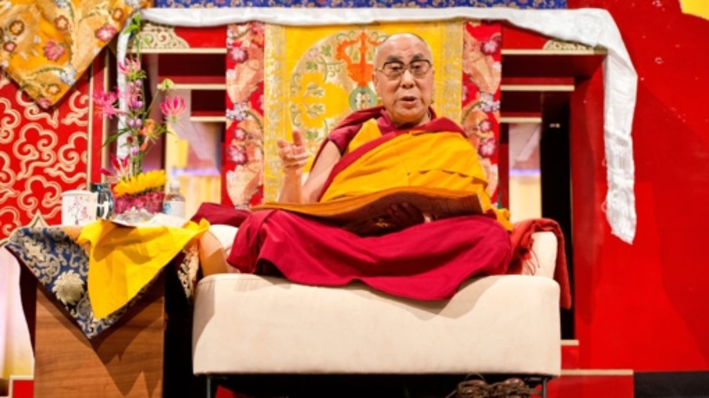  Mit leichter Verspätung kam der Dalai Lama in Hamburg zu der Ausstellung Tibet - Nomaden in Not. Dafür konnte der 79-Jährige allerdings wenig. Zuvor war das religiöse Oberhaupt nämlich im Aufzug stecken geblieben. 