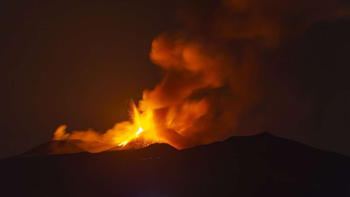 Lava-Fontänen am Nachthimmel: Ätna und Stromboli wieder ausgebrochen