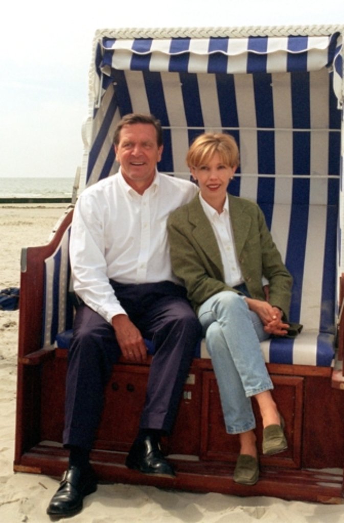 Gerhard Schröder und seine Frau Doris 1998 in einem Strandkorb auf der Nordseeinsel Borkum.