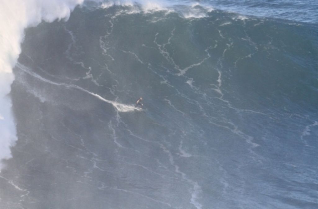 Für Big Wave-Surfer können die Wellen gar nicht hoch genug sein – sie streben immer nach dem nächsten Rekord-Ritt. Hier ist der Nürnberger Sebastian Steudtner vor Nazaré, Portugal, zu sehen.
