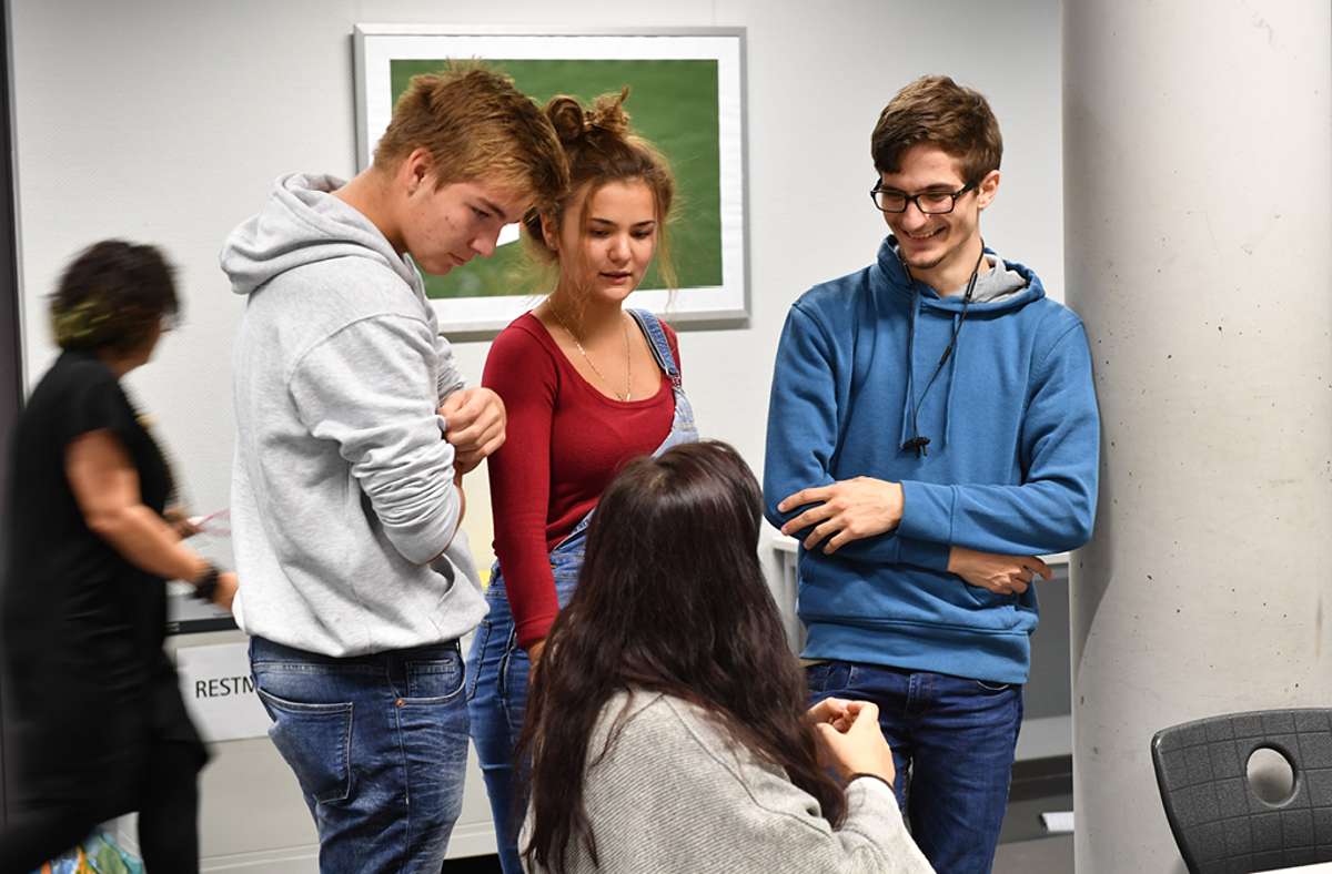 Beim Infotag der AfK in Stuttgart können Interessierte mit Schülerinnen und Schülern ins Gespräch kommen.
