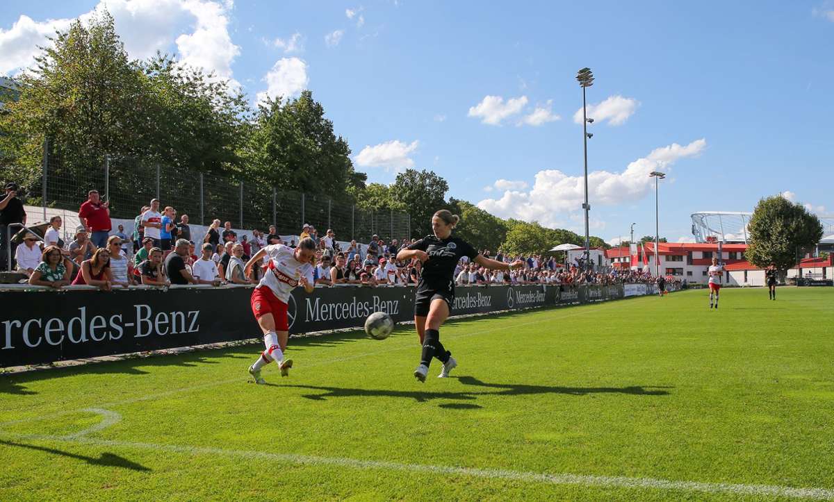 Am 4. September bestreiten die Fußballerinnen des VfB ihr erstes Saisonspiel in der Oberliga und gewinnen gegen den TSV Crailsheim. Zuvor hat der VfB zwei namhafte Sponsoren für das Team gewinnen können: Allianz und Ritter Sport.