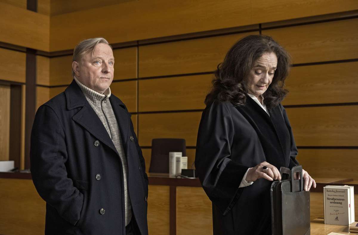 Staatsanwältin Wilhelmine Klemm (Mechthild Großmann, rechts) ist nicht erfreut. Kommissar Frank Thiel (Axel Prahl, links) berichtete ihr gerade, welche Verdächtigen er im Visier hat.