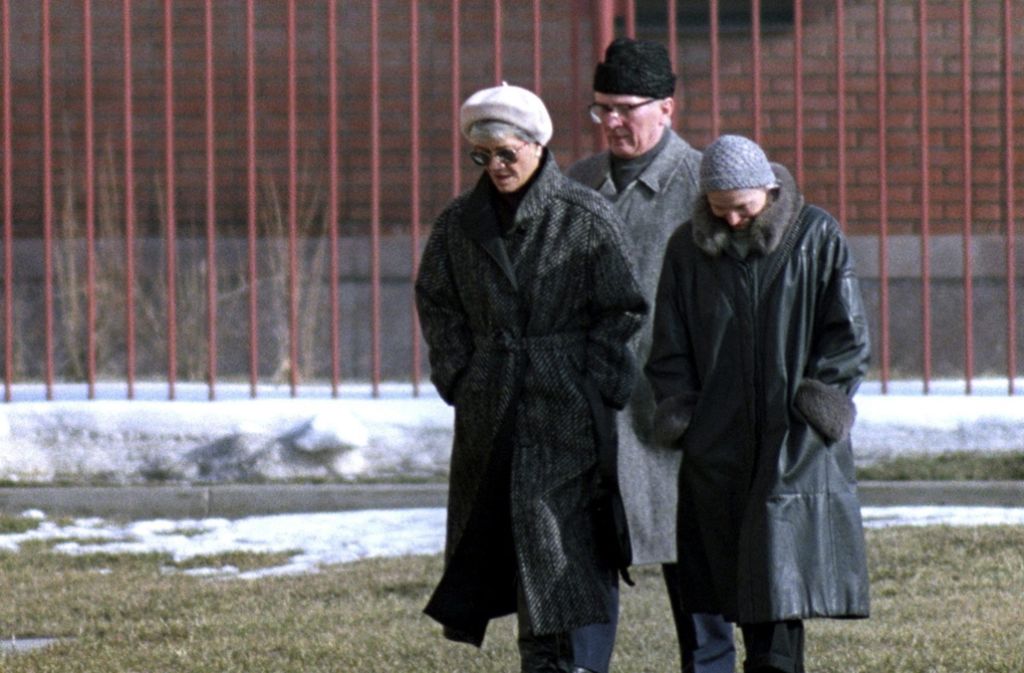 Erich Honecker und seine Ehefrau Margot (rechts) mit einer Begleitung in Moskau 1992.
