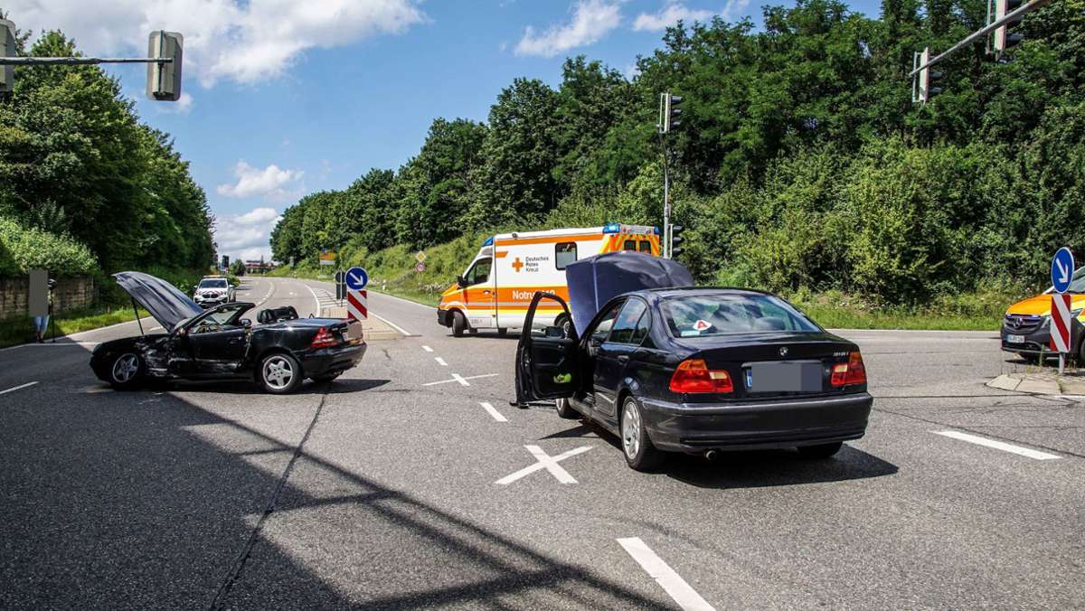 Unfall in Leonberg: BMW-Fahrer übersieht rote Ampel