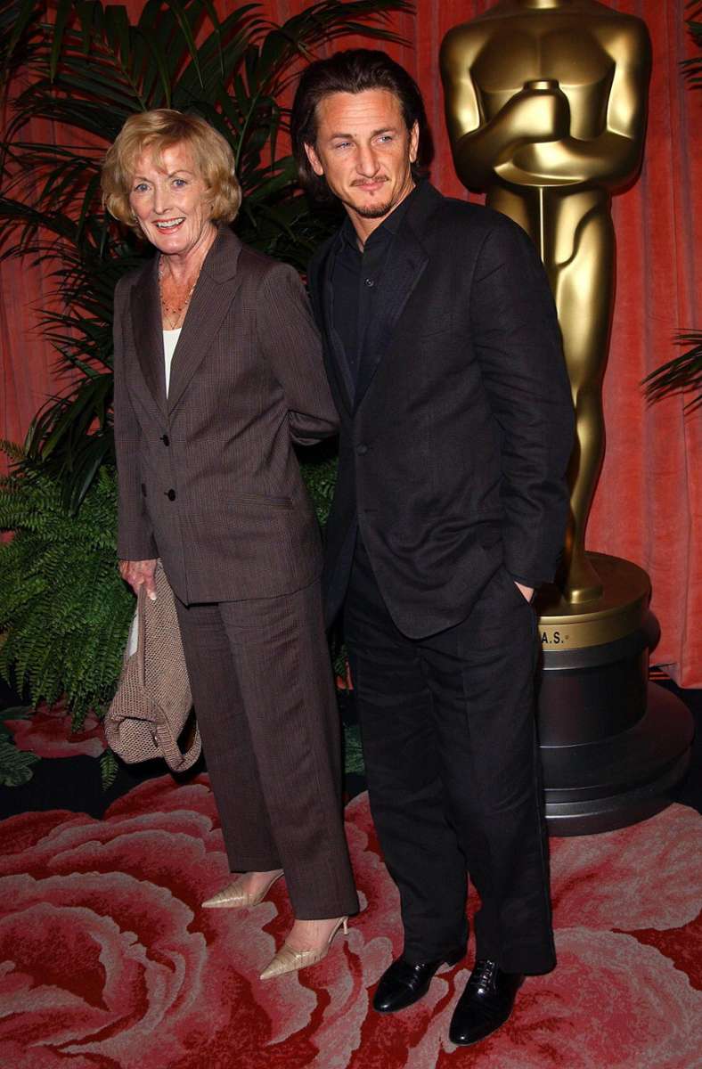 Sean Penn steht mit seiner Mutter Eileen Ryan bei einer Nominierungsveranstaltung der Academy-Awards vor einer Oscar-Statue.