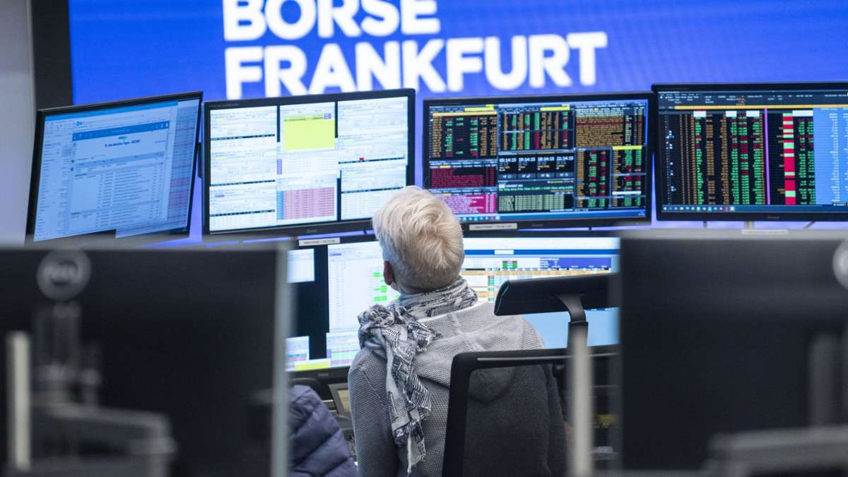  Die Corona-Krise hat auch die Börsen erheblich beeinflusst. Erst sind die Aktienkurse in Frankfurt spektakulär abgestürzt. Jetzt rappeln sie sich wieder in ganz neue Höhen auf. Das hat mehrere Gründe. 