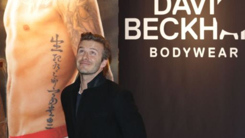  Hunderte von kreischenden Teenies hatten gespannt auf ihn gewartet - eine Stunde später als angekündigt erschien er dann tatsächlich: David Beckham (37). 