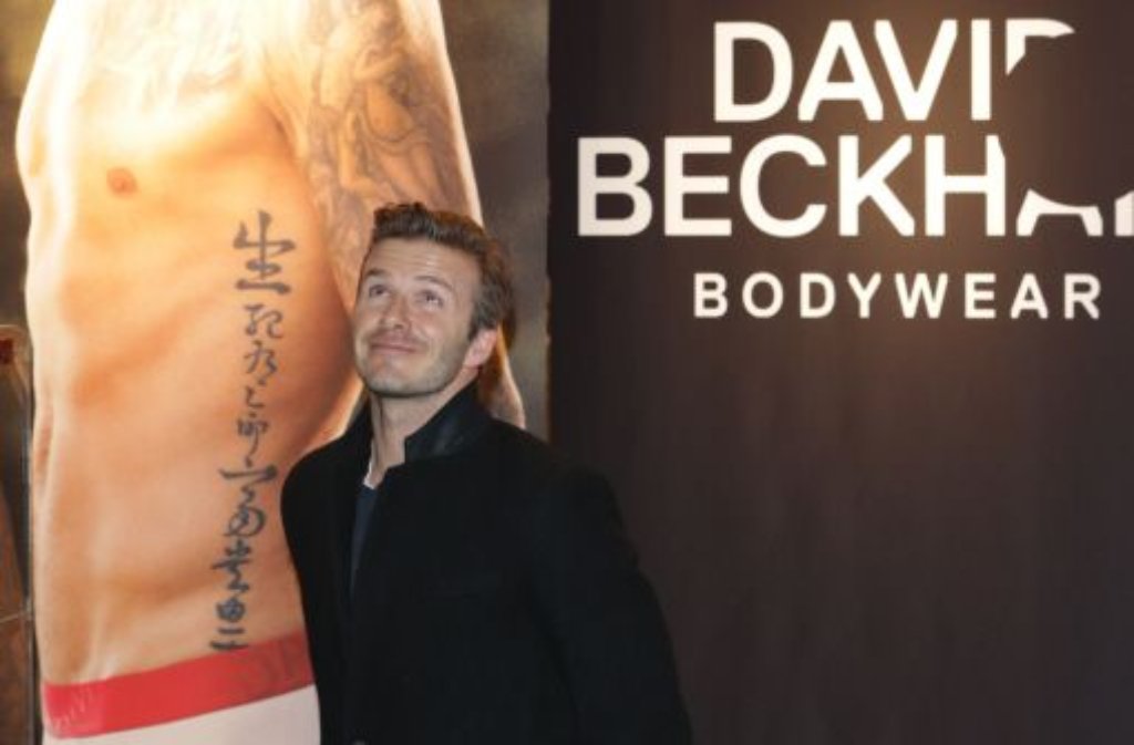Hunderte von kreischenden Teenies hatten gespannt auf ihn gewartet - eine Stunde später als angekündigt erschien er dann tatsächlich: David Beckham (37).