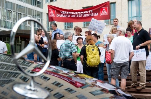 Demonstranten vor dem Gerichtsgebäude in Stuttgart: Anlass der Demonstration ist eine Klage des Autoherstellers Daimler gegen den SWR wegen einer Reportage über Dumpinglöhne in einem Werk des Autobauers. Foto: dpa