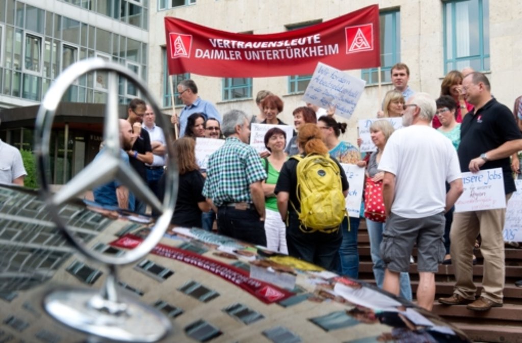 Demonstranten vor dem Gerichtsgebäude in Stuttgart: Anlass der Demonstration ist eine Klage des Autoherstellers Daimler gegen den SWR wegen einer Reportage über Dumpinglöhne in einem Werk des Autobauers. Foto: dpa
