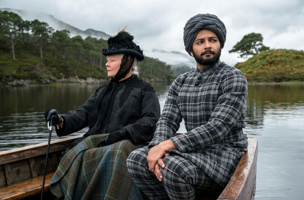 Victoria (Judi Dench) hat Abdul (Ali Fazal) mit ins schottische Balmoral genommen - eine seltsame Welt aus der Sicht des Inders.
