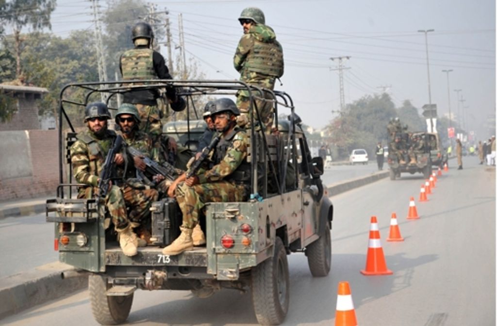 Die pakistanische Armee hatte im Sommer eine Großoffensive gegen die Taliban im Grenzgebiet zu Afghanistan, wo sich auch die Stadt Peschawar befindet, eingeleitet. Auch die fortwährenden Drohnenangriffe der USA haben die Taliban geschwächt.
