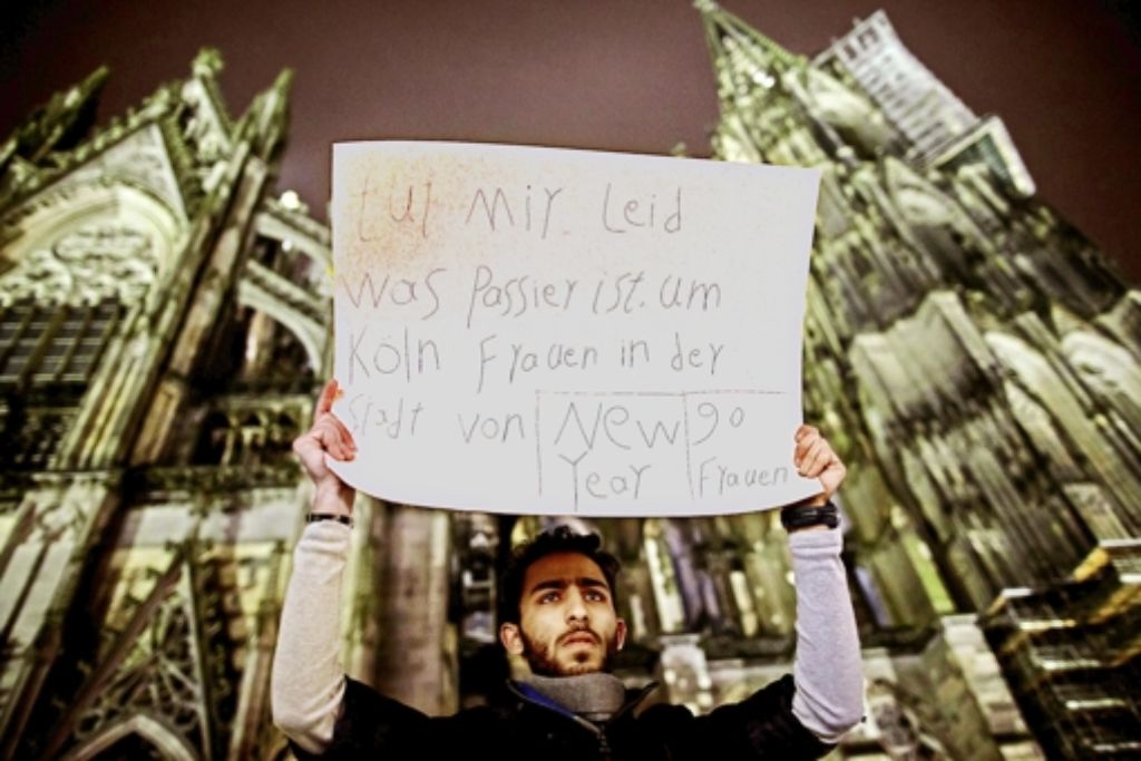 Dieser Mann vor dem Kölner Dom schämt sich für seine Geschlechtsgenossen. Foto: dpa