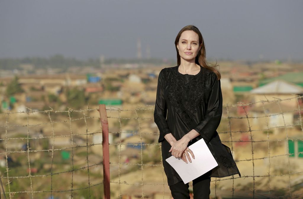 So schön kann das personifizierte Leid aussehen: Die kreidebleiche Angelina Jolie in Trauerkleidung, im Hintergrund das Flüchtlingslager in Bangladesch.