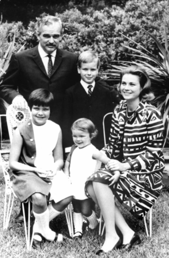 Stéphanie ist das Nesthäkchen der Fürstenfamilie. Als die jüngste Tochter von Fürst Rainier und Fürstin Gracia Patricia 1965 zur Welt kommt, ...