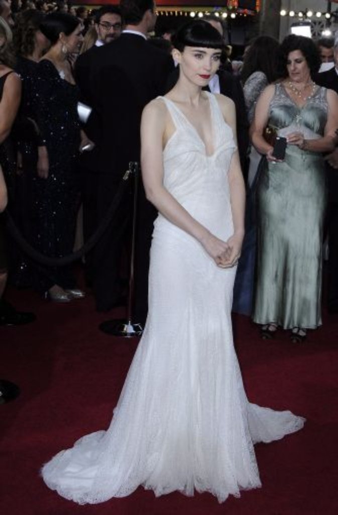 Weiß war die Farbe der diesjährigen Oscar-Verleihung: Rooney Mara (für ihre Hauptrolle in "Verblendung" nominiert) perfektionierte den Schneewittchen-Look in Givenchy, ...
