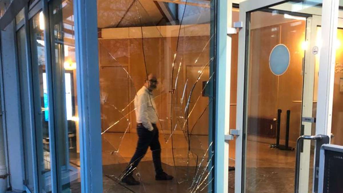 Vandalismus in Leonberg: Scheibe an der Stadthalle eingeschmissen