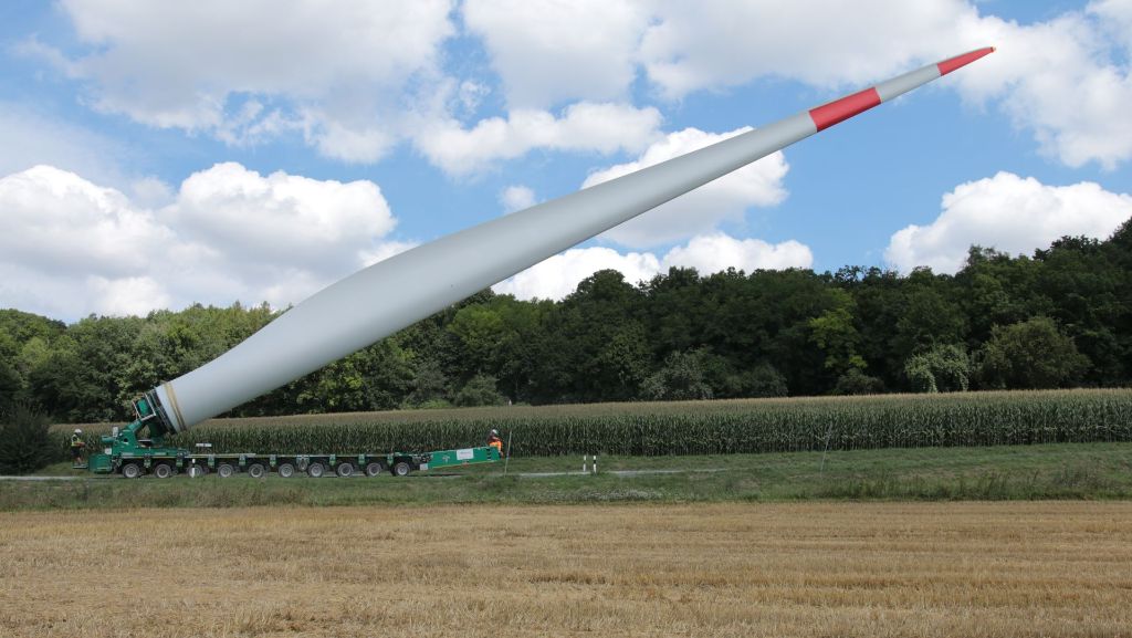 Windkraftanlagen bei Winterbach: Die riesigen Flügel werden im Schritttempo transportiert