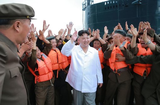 Kim Jong-Un im Kreise seiner Soldaten Foto: KCNA