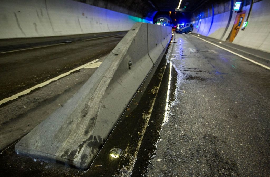 Die 21-Jährige war mit ihrem Fahrzeug auf die Betonabsperrung in der Mitte des Tunnels gefahren.