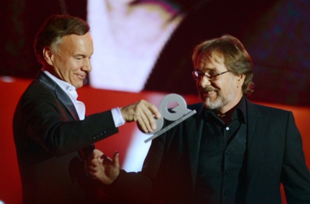 Götz George (rechts) erhält den Preis "GQ Mann des Jahres 2013".