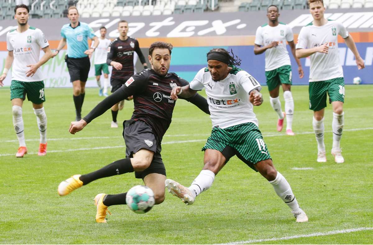 Da legen sich zwei mächtig ins Zeug: Hamadi Al Ghaddioui (links) vom VfB Stuttgart und Valentino Lazaro von Borussia Mönchengladbach