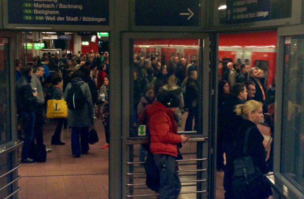 Die S-Bahn-Bahnsteige sind besonders voll.