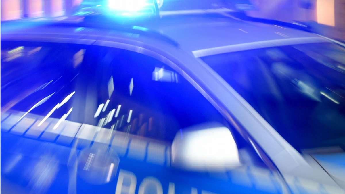 Reutlingen: Mann tritt und beleidigt Bundespolizisten