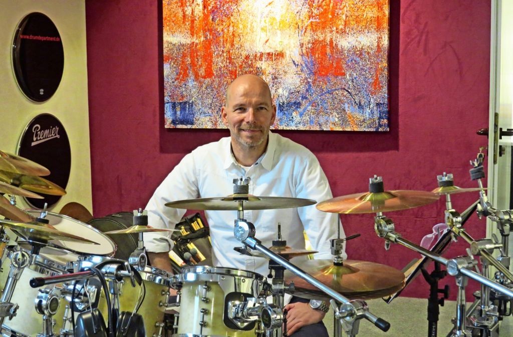 Stefan Schütz ist der Leiter der Schlagzeugschule drum department in Untertürkheim. Als Coach hilft er anderen Menschen bei der Bewältigung ihrer Probleme. Foto: Caroline Friedmann
