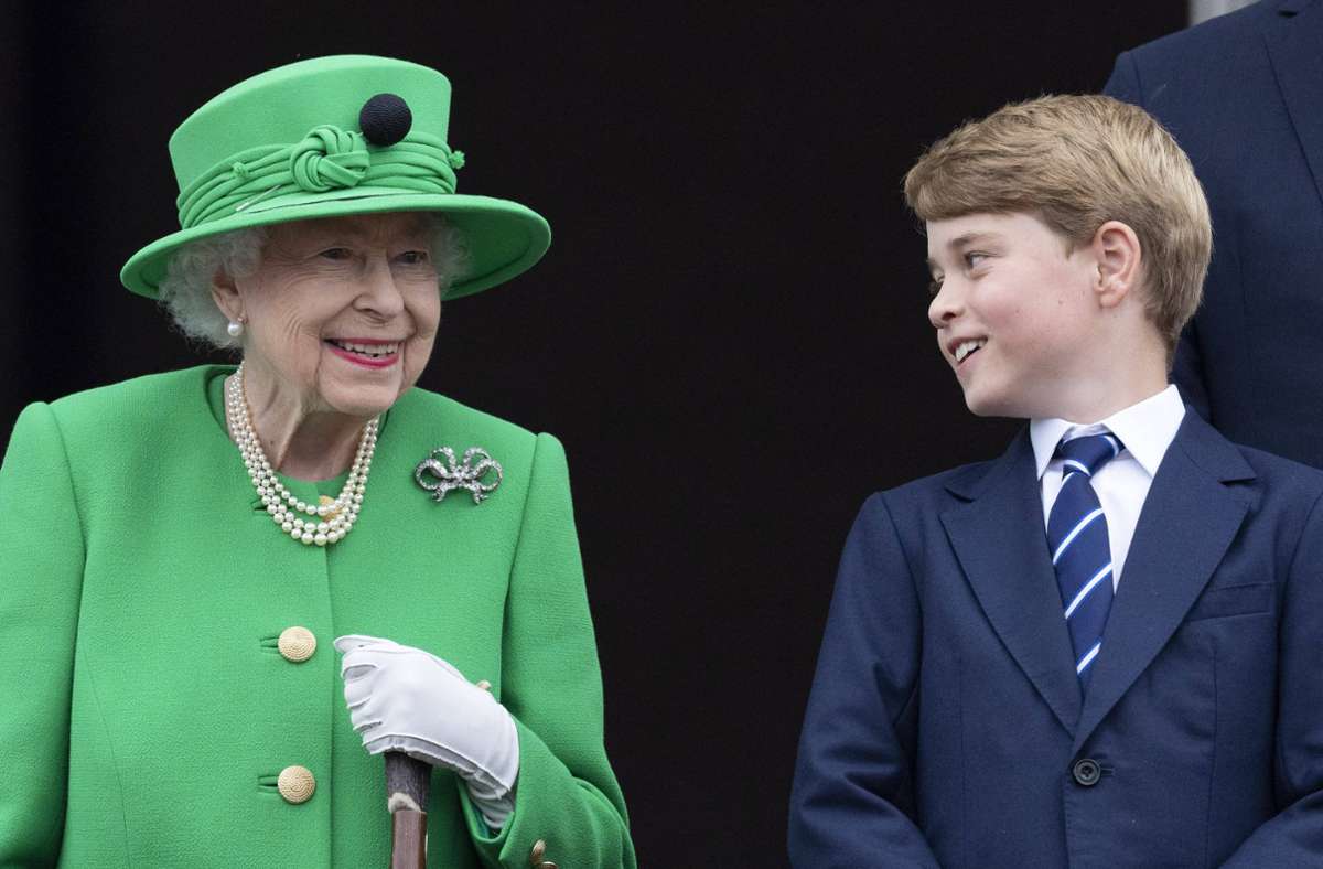 Schließlich stand Queen Elizabeth II. bei ihrem „Platinum Jubilee“ im Frühsommer noch einmal ganz im Mittelpunkt. Gut zu sehen war sie – in Froschgrün.