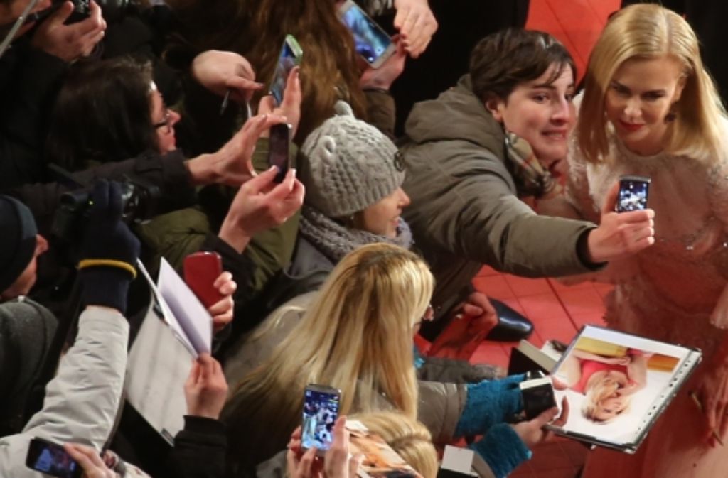 Altmeister Werner Herzog ist mit "Queen of the Desert" mit Nicole Kidman auf der Berlinale ins Bären-Rennen gegangen. Vor der Premiere am Freitagabend standen erstmal Selfies mit Kidman auf dem Plan.