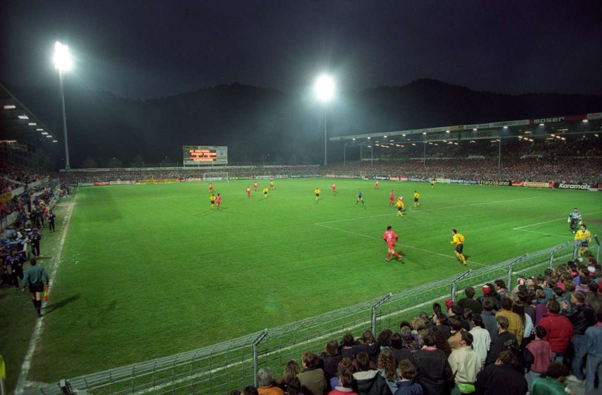 In Freiburg wurde auf dem kleinsten Platz in der Bundesliga gespielt. Zudem besitzt das Spielfeld ein Gefälle. So beträgt der Höhenunterschied zwischen dem einen und dem anderen Tor einen Meter.