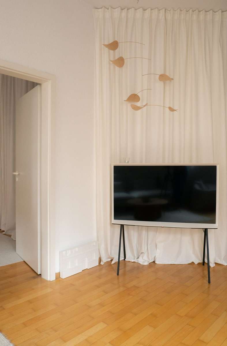Der Fernseher ist für Nadja durch die Standfüße ein eigenes Deko-Objekt. Der Kabelsalat wird geschickt von dem Vorhang versteckt.